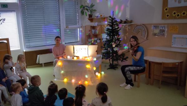 December, poln zgodb in predstav